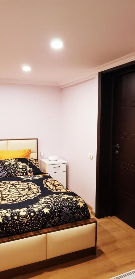 Bright And Cozy Apartment On Aghmashenebeli Avenue Тбилиси Экстерьер фото